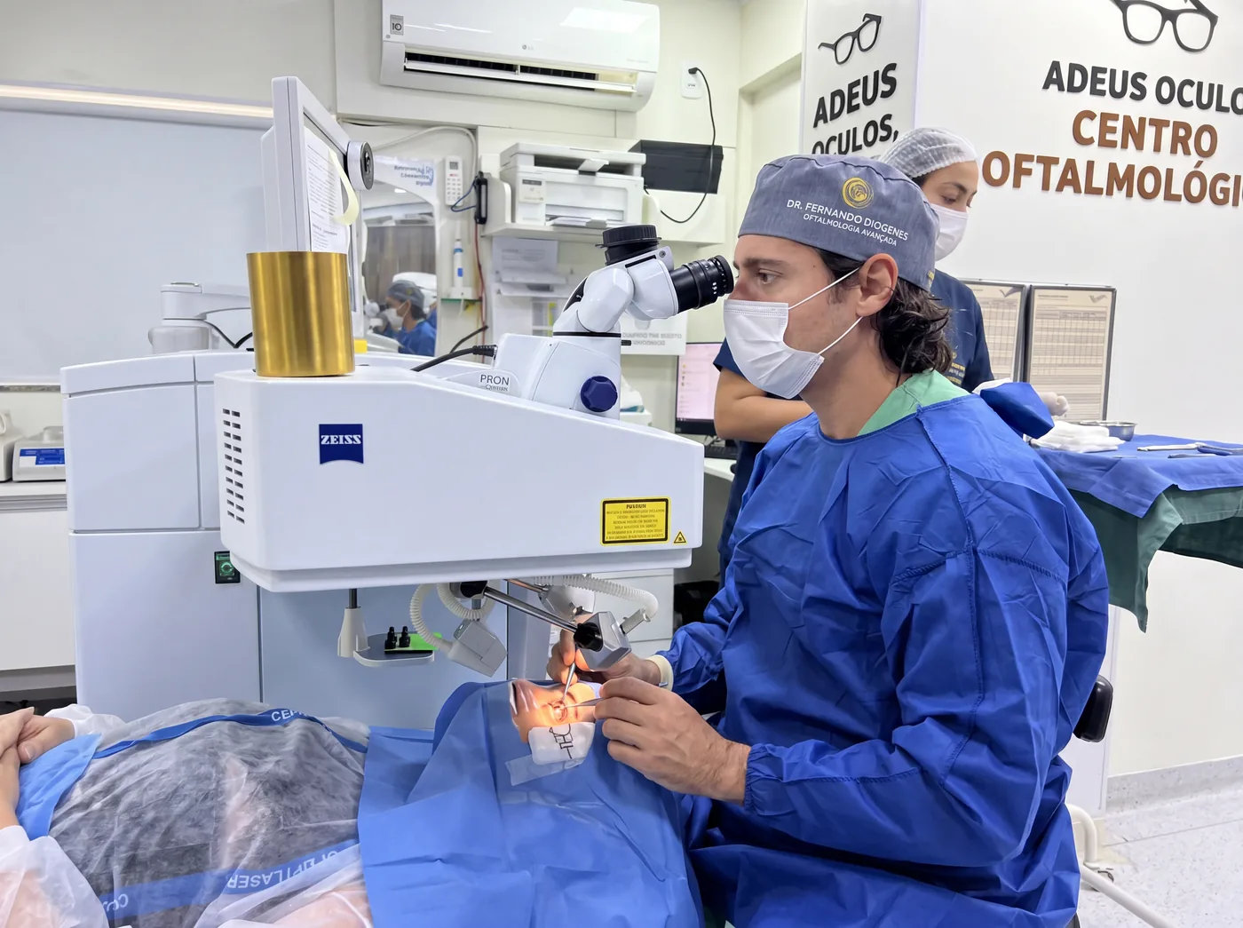 Dr. Fernando Diogenes operando o laser Excimer na Eye Place, Fortaleza